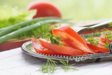 Kesilmiş domates marul yaprakları ve rezene ile