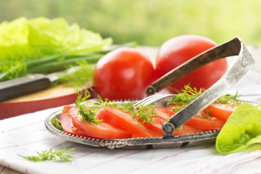 Kesilmiş domates marul yaprakları ve rezene ile