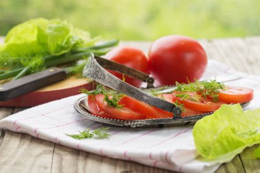 Kesilmiş domates marul yaprakları ve rezene ile