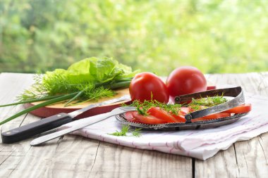 Kesilmiş domates marul yaprakları ve rezene ile