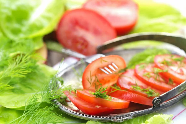 Roșiile tăiate cu frunze de salată verde și fenicul — Fotografie, imagine de stoc