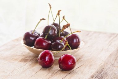 Tatlı kiraz meyveleri ahşap bir masa üzerinde. 