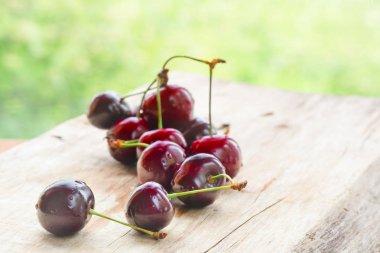 Tatlı kiraz meyveleri ahşap bir masa üzerinde. 