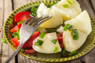 Domates ve yeşil soğan ile haşlanmış patates