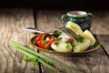 Domates ve yeşil soğan ile haşlanmış patates