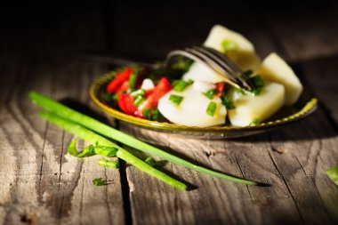 Domates ve yeşil soğan ile haşlanmış patates