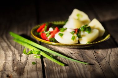 Domates ve yeşil soğan ile haşlanmış patates