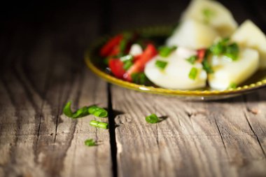 Domates ve yeşil soğan ile haşlanmış patates