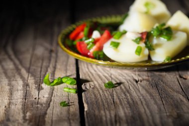 Domates ve yeşil soğan ile haşlanmış patates