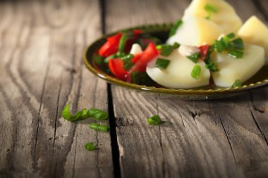 Domates ve yeşil soğan ile haşlanmış patates