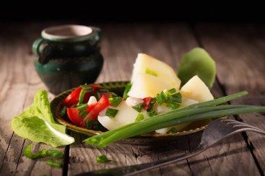 Domates ve yeşil soğan ile haşlanmış patates