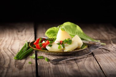 Domates ve yeşil soğan ile haşlanmış patates