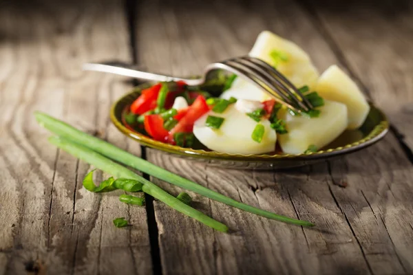 Domates ve yeşil soğan ile haşlanmış patates