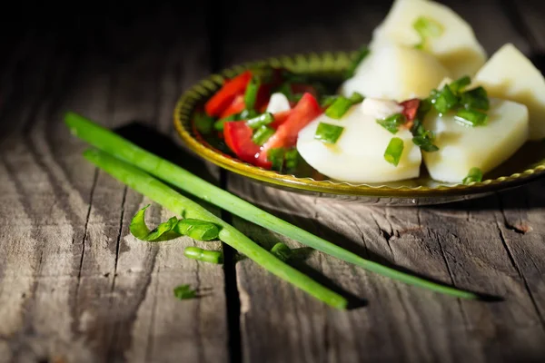 Domates ve yeşil soğan ile haşlanmış patates