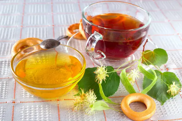 Bitkisel çay ve beyaz bal