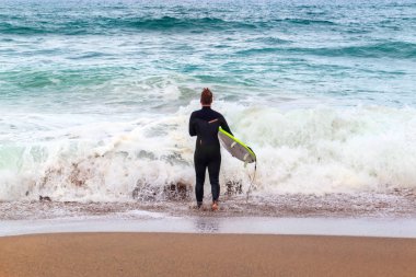 Oyambre, İspanya - 6 Temmuz 2016: O bilinmeyen sörfçü maliyeti