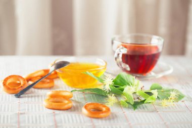 Çay ıhlamur ve beyaz bal çiçeklerle