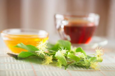 Çay ıhlamur ve beyaz bal çiçeklerle