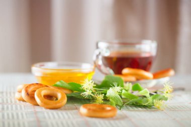 Çay ıhlamur ve beyaz bal çiçeklerle