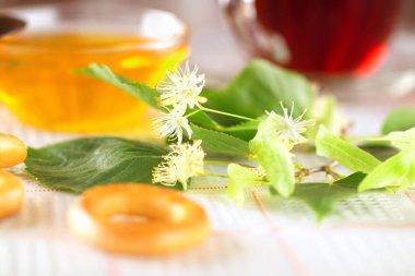 Çay ıhlamur ve beyaz bal çiçeklerle