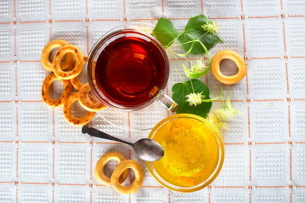 Bitkisel çay ve beyaz bal. 