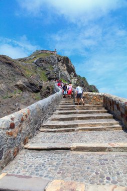 San Juan De Gaztelugatxe, İspanya - 4 Temmuz 2016: Bilinmeyen turist
