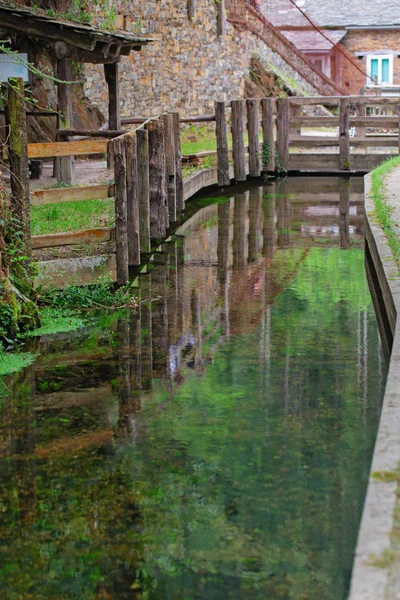 The fence which is reflected in water — Stock Photo, Image