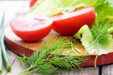 Domates salatası malzemeleri