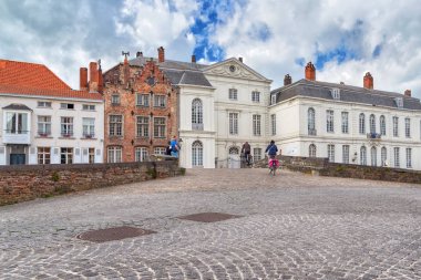 Bruges, Belçika - 7 Haziran 2017: Kanal embankmen binalarda