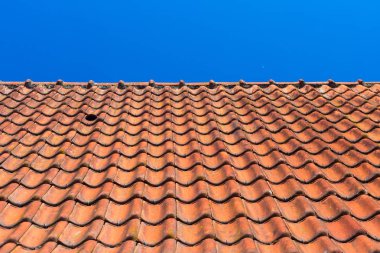 Kiremit çatı parçası ile güneş yaktı