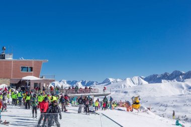 Pyrenees, Andorra - 9 Şubat 2017: Dağlarda Kayak insanlarda