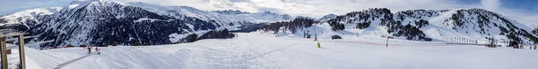 PIRENEES, ANDORRA - FEVEREIRO 10, 2017: Panorama da pista de esqui — Fotografia de Stock