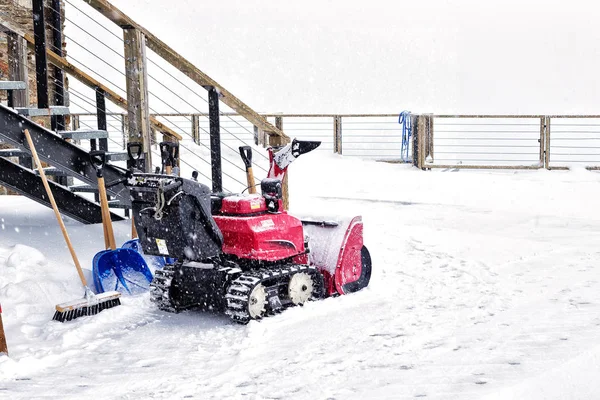 Die Benzinschneefräse im Schneefall — Stockfoto