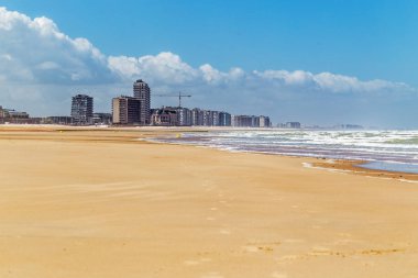 Kumlu plaja şehre görüntüleyin. Ostende, yaz günü
