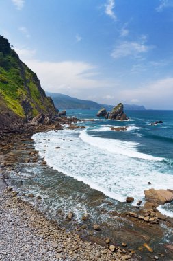 Kayalık sahil sörf.