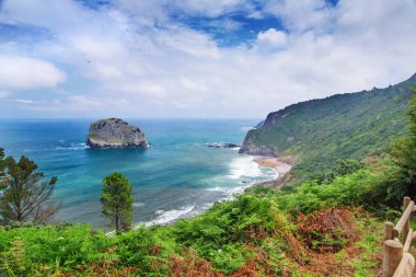 Yüksek kıyıdan deniz görünümü