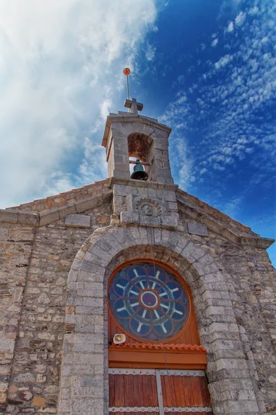 Antica cappella in pietra con campana sullo sfondo del b — Foto Stock