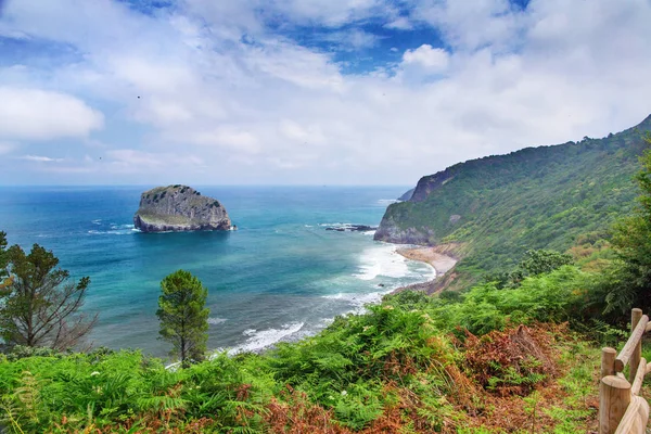 Yüksek kıyıdan deniz görünümü