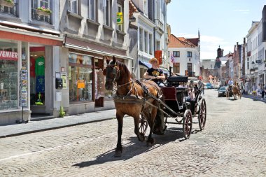 Bruges, Belçika - 10 Haziran 2017: Sokakta at araç