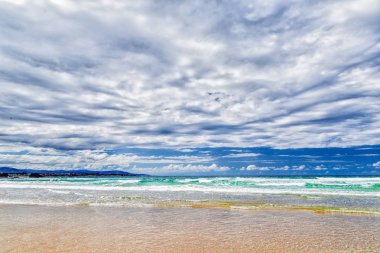 Plajda mavi gökyüzünde güzel kontrast bulutlar