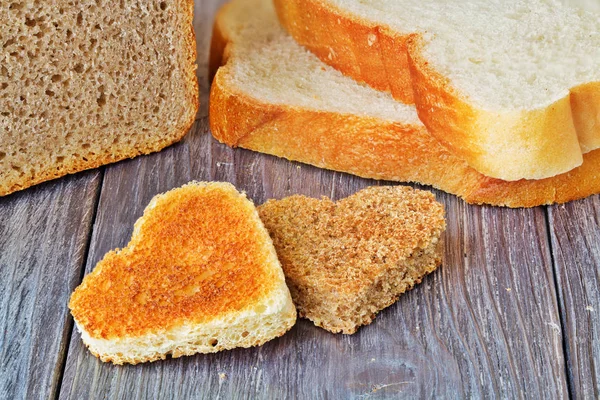 Corações são cortados do pão — Fotografia de Stock