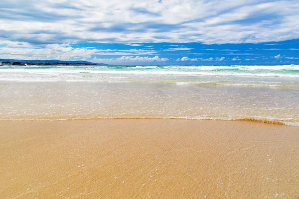 Leaving Wave Beach Water Appeared Sand Distance Green Sea Water — Stock Photo, Image