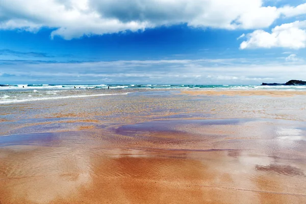Η αμμώδης παραλία είναι καλυμμένη με νερό. — Φωτογραφία Αρχείου