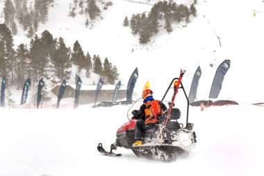 Pyrenees, Andorra - 13 Şubat 2017: Kurtarma se çalışanın