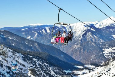 Pyrenees, Andorra - 9 Şubat 2017: Sandalye Asansör o kayakçı