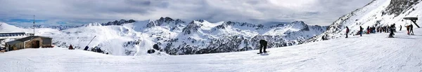 PYRENEES, ANDORRE - 10 FÉVRIER 2017 : Le début du ski — Photo
