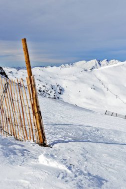 Kayak merkezinde ahşap bir fenc parçası. Dağlar ve Kayak tesisi, Andorra, görünümünü kış güneşli gün