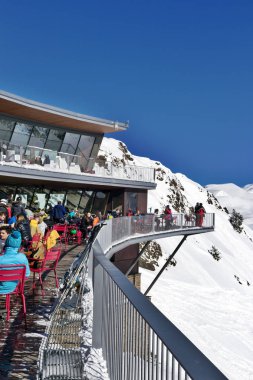 Pyrenees, Andorra - 9 Şubat 2017: Cafe Kayak res yamacında