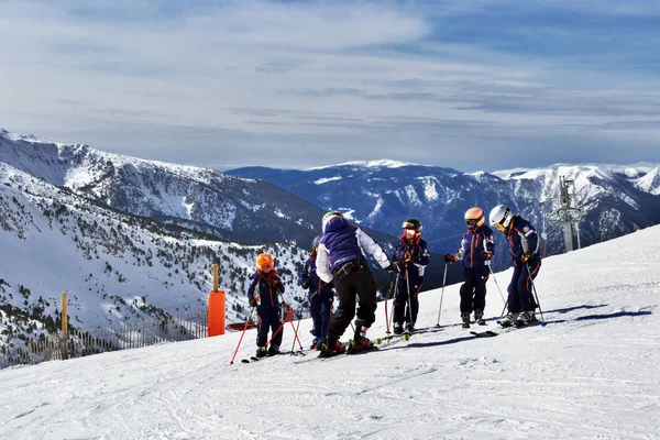 Pyrenees, Andorra - 11 Şubat 2017: Çocukların kayaklar üzerinde grup