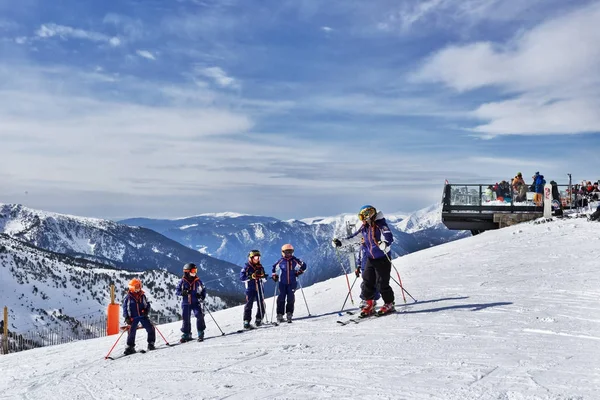 Pyrenees, Andorra - 11 Şubat 2017: Çocukların kayaklar üzerinde grup
